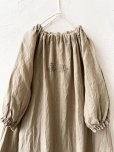 画像2: mifumi／コラボ刺繍yuiワンピース・アンティークベージュ (2)