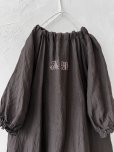 画像2: mifumi／コラボ刺繍yuiワンピース・こげ茶 (2)