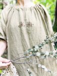 画像8: mifumi／コラボ刺繍yuiワンピース・ふじ色