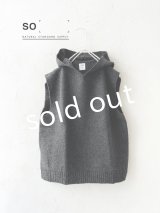 SO／圧縮ニットフードベスト・チャコール