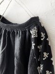 画像2: ubasoku/0200 刺繍の裾りぼんプルオーバー・黒 (2)