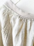 画像7: ubasoku/0200 刺繍の裾りぼんプルオーバー・ナチュラル (7)