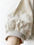 画像6: ubasoku/0200 刺繍の裾りぼんプルオーバー・ナチュラル (6)