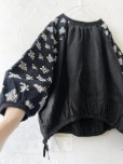 画像5: ubasoku/0200 刺繍の裾りぼんプルオーバー・黒 (5)
