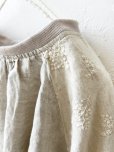 画像4: ubasoku/0200 刺繍の裾りぼんプルオーバー・ナチュラル (4)