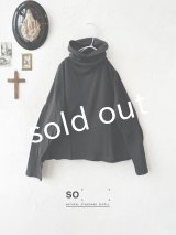 SO／表出しタートルプルオーバー・ブラック