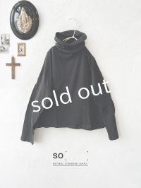 SO／表出しタートルプルオーバー・ブラック