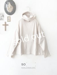 SO／表出しタートルプルオーバー・ベージュ