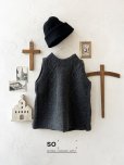 画像1: SO／後ろボタンニットベスト・チャコール (1)