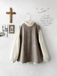 SO／後ろボタンニットベスト・サンドベージュ