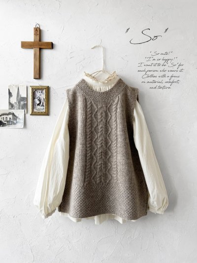 画像1: SO／後ろボタンニットベスト・サンドベージュ