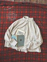 SO／重なり衿の2wayブラウス・グレーシャンブレー