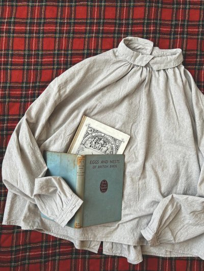 画像2: SO／重なり衿の2wayブラウス・グレーシャンブレー