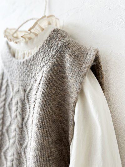画像3: SO／後ろボタンニットベスト・サンドベージュ