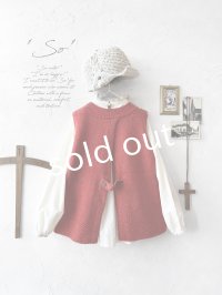 SO／後ろボタンニットベスト・ブラッドレッド