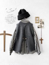 SO／後ろボタンニットベスト・チャコール