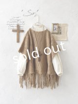 SO／フリンジニットポンチョ・キャメルベージュ