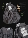 画像2: 【ノエルの贈り物】セーラー襟のレースワンピース・ダークグレー【20】 (2)