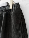 画像3: seasew.／509 コーデュロイ裾ダーツパンツ・チャコール (3)