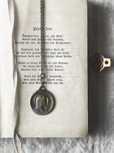 画像1: antique／ルルドの泉のメダイネックレス