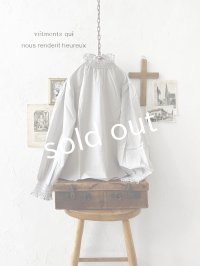 nous rendent heureux／シャーリング襟ブラウス・ライトグレー