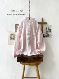 nous rendent heureux／フリル襟ピンタックブラウス・ペールピンク