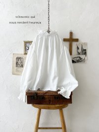 nous rendent heureux／シャーリング襟ブラウス・オフ