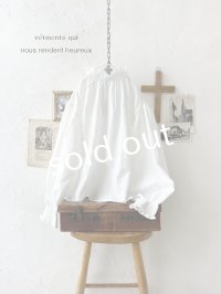 nous rendent heureux／シャーリング襟ブラウス・オフ