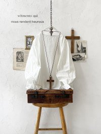 nous rendent heureux／シャーリングパフ袖ブラウス・オフ