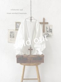 nous rendent heureux／シャーリングパフ袖ブラウス・オフ