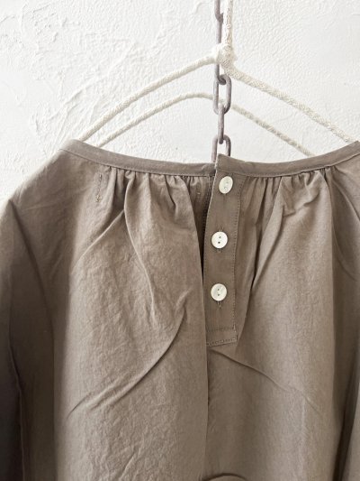 画像7: nous rendent heureux／シャーリングパフ袖ブラウス・グレージュ