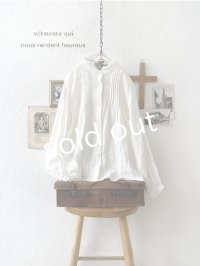 nous rendent heureux／フリル襟ピンタックブラウス・オフ