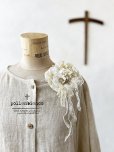 画像2: pollenbienco／アンティークレースとプリザーブドフラワーのコサージュ・B (2)