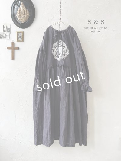 画像1: shizuka's／アンティーク刺繍レースワンピース・チャコール