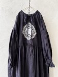 画像2: shizuka's／アンティーク刺繍レースワンピース・チャコール (2)