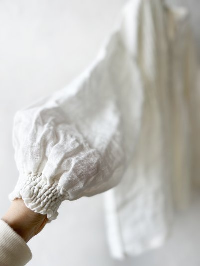 画像6: 08mab/シャーリング袖ピンタックブラウス・オフ