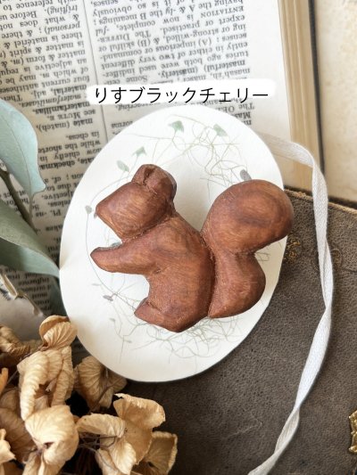 画像6: ecru-ke／木彫りのブローチ