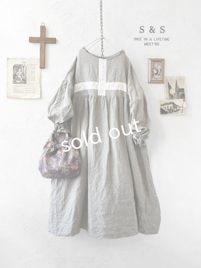 画像1: shizuka's／セーラー襟の刺繍レースワンピース・ペールグレー