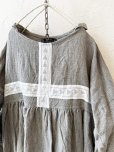 画像2: shizuka's／セーラー襟の刺繍レースワンピース・ペールグレー (2)