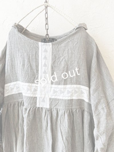 画像2: shizuka's／セーラー襟の刺繍レースワンピース・ペールグレー