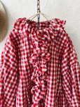 画像2: MARCHE' DE SOEUR／フローフリルブラウス・赤ギンガム (2)