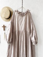 画像2: MARCHE' DE SOEUR／ラッフルギャザーワンピース・ピンクベージュ (2)