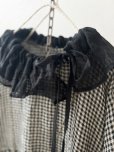 画像2: MARCHE' DE SOEUR／大きなラッフル襟のチュニック・ワッフルブラックに黒ガーゼ襟 (2)