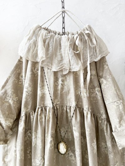 画像2: MARCHE' DE SOEUR／大きなラッフル襟のチュニック・ベージュローズに生成り襟