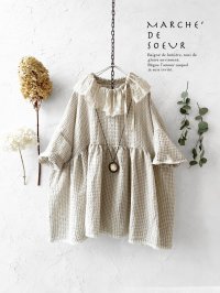 MARCHE' DE SOEUR／大きなラッフル襟のチュニック・ワッフルベージュに生成り襟