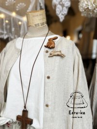 ecru-ke／木彫りのブローチ