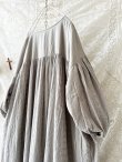 画像10: tegami/刺繍レースカフスワンピース・グレージュ (10)
