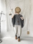 画像3: ubasoku/ヨークフリルドルマンブラウス・ブラックシャンブレー (3)