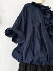 画像5: MARCHE' DE SOEUR／フローフリルの半袖ブラウス・ダークネイビー (5)