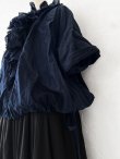 画像4: MARCHE' DE SOEUR／フローフリルの半袖ブラウス・ダークネイビー (4)